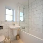 District Haven - Modern Comfort In Semesterbostad *
