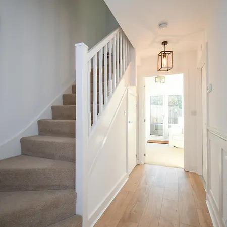 District Haven - Modern Comfort In Holiday home *