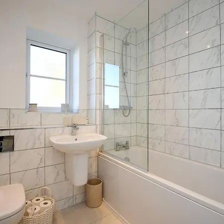 District Haven - Modern Comfort In Holiday home *