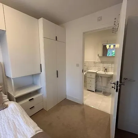 District Haven - Modern Comfort In Holiday home *