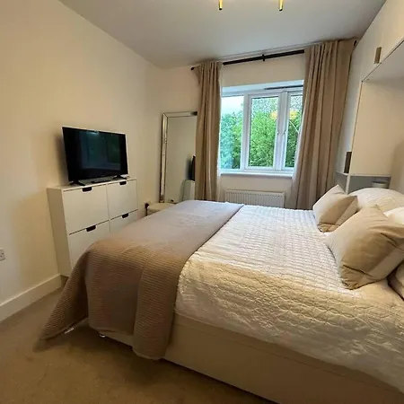 District Haven - Modern Comfort In Holiday home