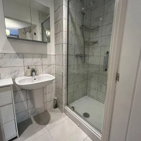 District Haven - Modern Comfort In Holiday home *